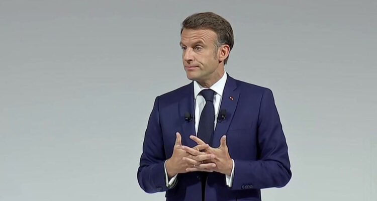 Emmanuel Macron lourdement critiqué sur France 2